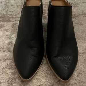 Universal threads black leather mules